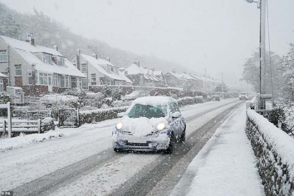 Апрельский снегопад вызывал хаос на дорогах Великобритании