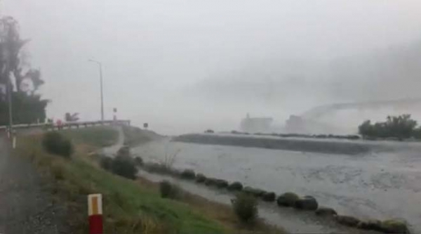 В Новой Зеландии мощный ливень смыл мост